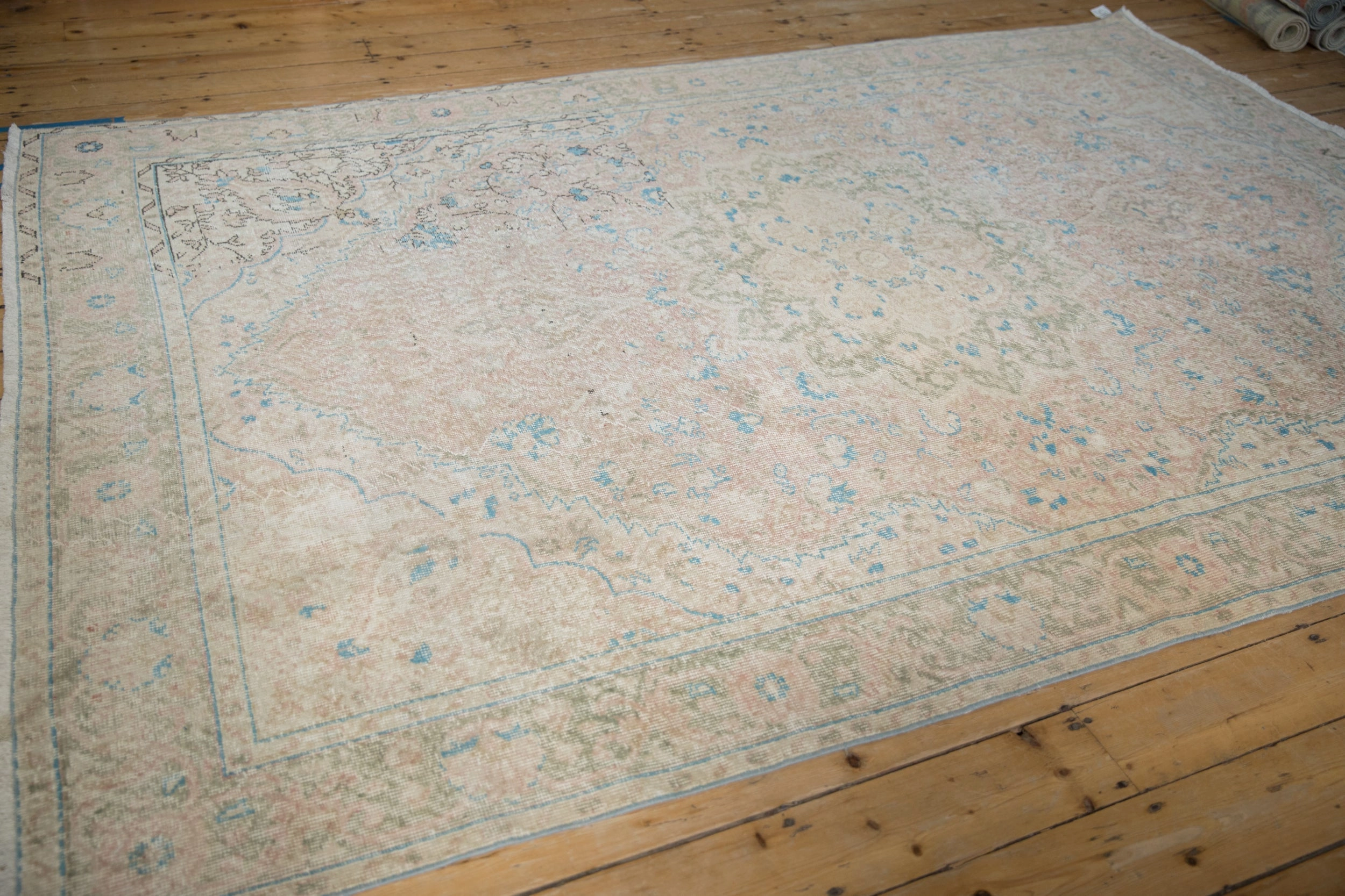 7x10 Vintage Distressed Mahal Carpet